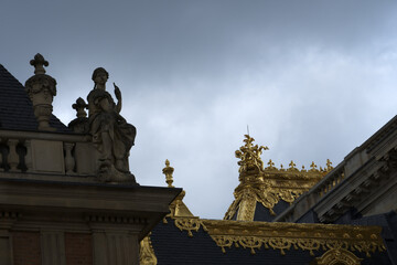 Obraz premium Palace of versailles golden rooftops and classical statue