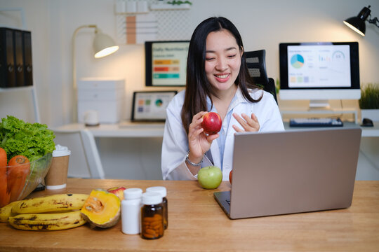 Female dietitian explaining healthy food choices through a virtual meeting, representing diet planning and wellness advice.