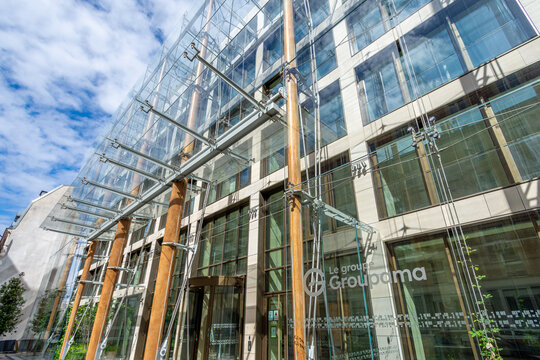 Paris, France - 5 juin 2026: Entr&eacute;e du si&egrave;ge social du groupe Groupama. Groupama est une soci&eacute;t&eacute; d'assurance mutuelle fran&ccedil;aise distribu&eacute;e par le r&eacute;seau des Caisses r&eacute;gionales