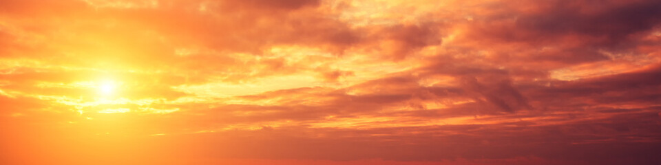 Obraz premium Dramatic red cloudy sky at sunset