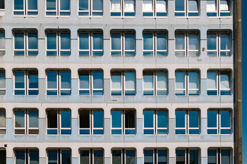 Obraz premium Façade d'immeuble avec rangées de fenêtres 