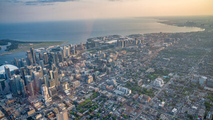 Naklejka premium Skyline Serenity. Aerial Helicopter View of Toronto at Dusk