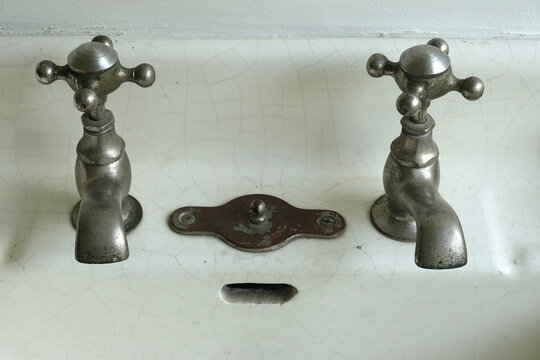 Lavabo ancien en c&eacute;ramique et robinetterie ancienne r&eacute;tro