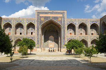 Obraz premium People walking on Madrasa Tilya-Kori building at Samarkand on Uzbekistan