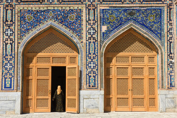 Obraz premium People walking on Madrasa Tilya-Kori building at Samarkand on Uzbekistan