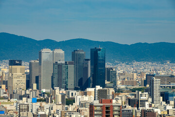 大阪ビジネスパーク（OBP）の高層ビル群と生駒山系の山並み 大阪・京橋の都市景観 © 洋 奥山
