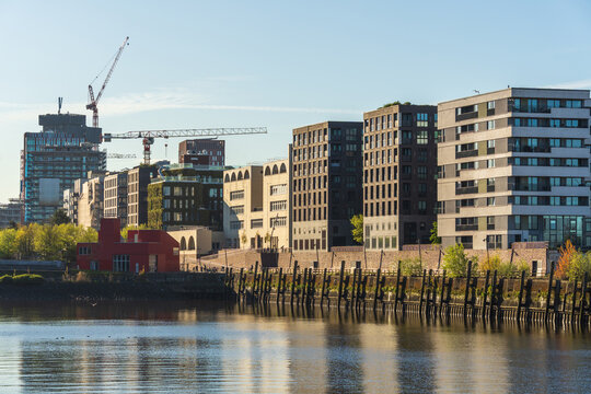 Grundschule Am Baakenhafen and modern HafenCity skyline