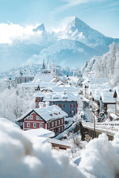 Germany, Bavaria, Berchtesgaden, Town and Watzmann in deep snow