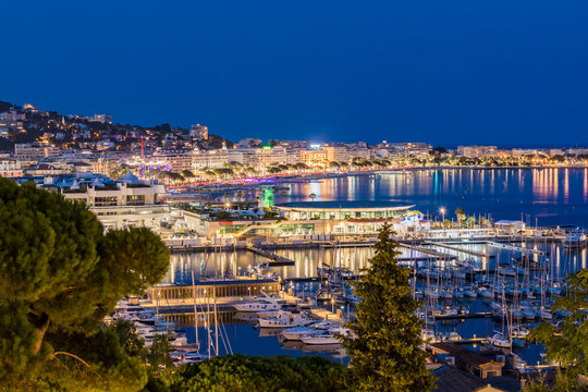France, Provence-Alpes-Cote d'Azur, Cannes, Marina and Boulevard de la Croisette in the evening