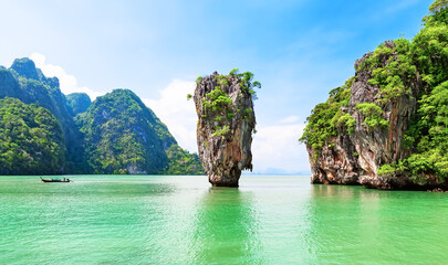 Iconic Limestone Pillar at James Bond Island in Phang Nga bay, near Phuket in Thailand. Legendary vertical karst formation rising from emerald waters in Phang Nga Bay © preto_perola
