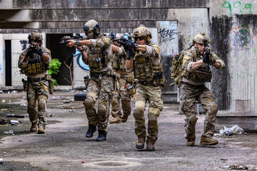 Fototapeta premium Squad Conducting Urban Clearance Maneuver