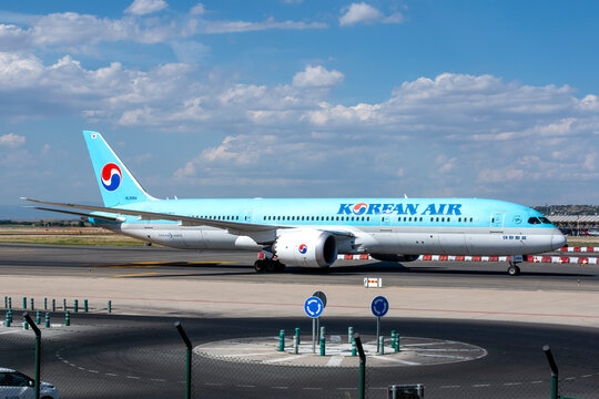 Avi&oacute;n de l&iacute;nea Boeing 787 9 de la aerol&iacute;nea Korean Air en el aeropuerto de Madrid Barajas con matr&iacute;cula HL8084.