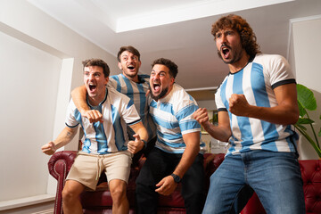 Grupo de amigos argentinos celebrando un gol mientras ven un partido de fútbol © Matias Lee