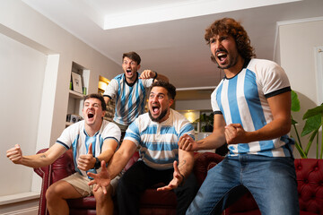 Grupo de amigos argentinos celebrando un gol mientras ven un partido de fútbol © Matias Lee