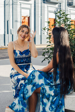 Retrato de joven sonriente disfrutando de un d&iacute;a templado de primavera.