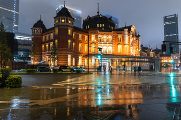 Naklejka premium 東京駅丸の内駅舎の雨の夜景 Rainy Night View of Tokyo Station Marunouchi Building, Japan