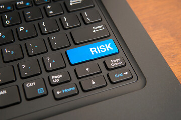 Fototapeta premium Close up of a computer keyboard with a blue risk key, representing risk management, business uncertainty, decision making, investment evaluation, and strategic planning concepts.