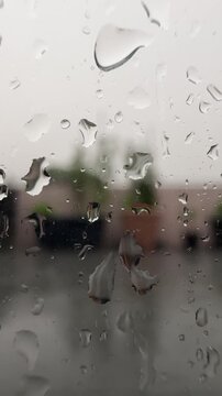 Regen f&auml;llt auf nassen Boden mit Wassertropfen &ndash; Nat&uuml;rlicher Wetterhintergrund Video