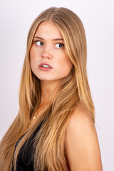 Naklejka premium Junge Frau mit beobachteten Blick
