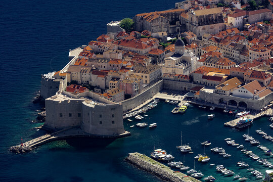Blick auf die Altstadt von Dubrovnik, Hafen mit Stadtmauer, Kroatien, 01.06.2026 < english> View of Dubrovnik's Old Town, harbor and city walls, Croatia, June 1, 2026