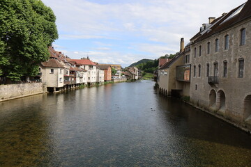Obraz premium La rivière la Loue dans la ville de Ornans, ville de Ornans, département du Doubs, France