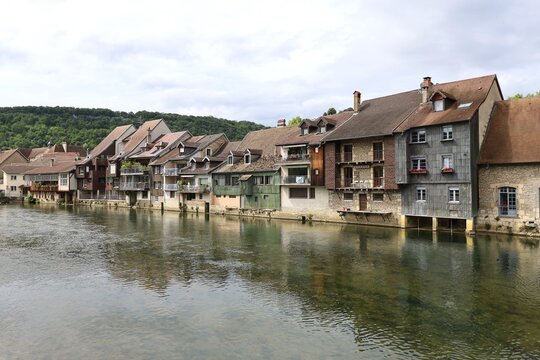 La rivi&egrave;re la Loue dans la ville de Ornans, ville de Ornans, d&eacute;partement du Doubs, France