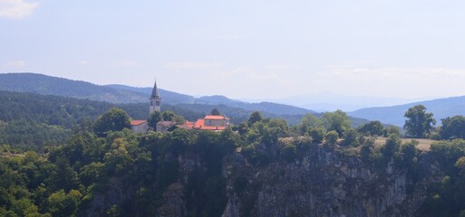 Obraz premium Škocjan village above Reka River valley in Slovenia landscape