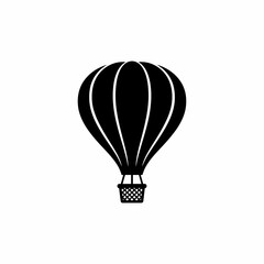 Naklejka premium Hot air balloon flies high in the sky with basket