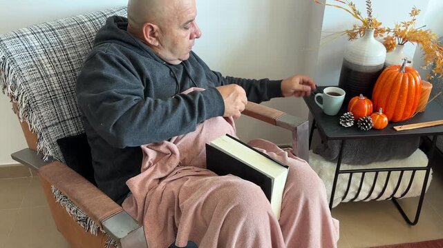 Dolly out de hombre leyendo y cogiendo taza caf&eacute;