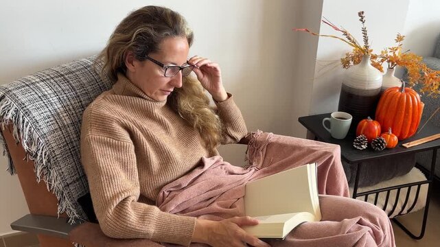 &Oacute;rbita de mujer leyendo en sill&oacute;n con decoraci&oacute;n oto&ntilde;al