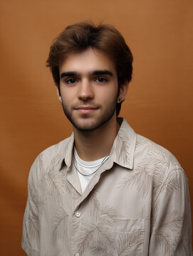 Hombre con camisa de flores