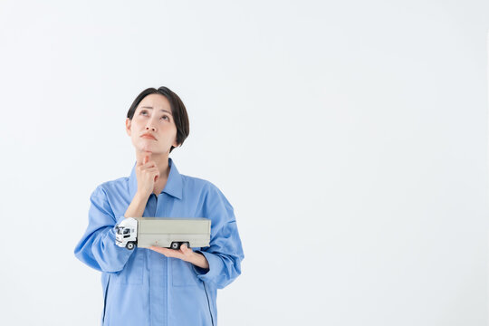 悩む女性　トラック