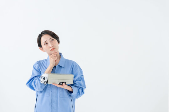 悩む女性　トラック