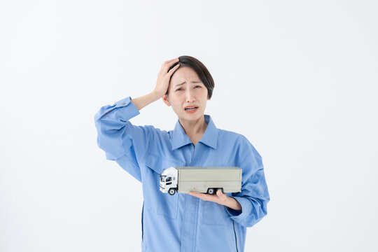 頭を抱える女性　トラック