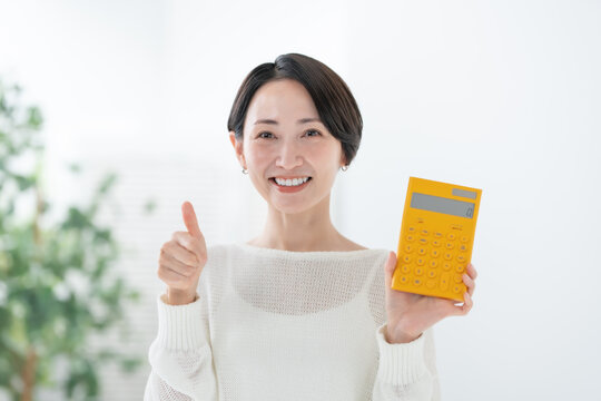 電卓を持つ女性　いいね　サムズアップ