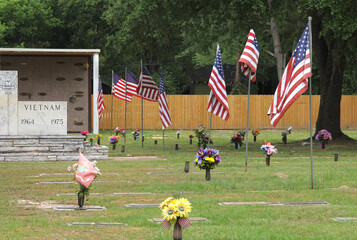 Obraz premium Vietnam War Memorial in Cemetery With American Flag. Memorial Cemetery Tyler TX