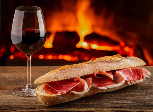 Bocadillo de jam&oacute;n y copa de vino.