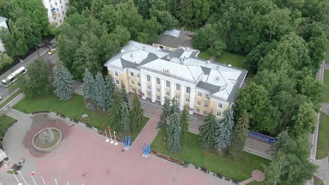 Drone flying back up over Khimki square