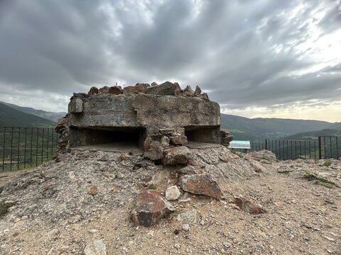 Antiguo b&uacute;nker observatorio en la cima de una monta&ntilde;a