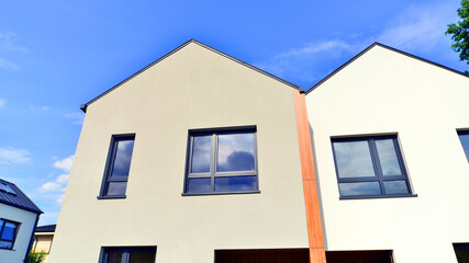 Obraz premium Newly constructed semi detached house for families. Modern design, technology, and real estate market concept.