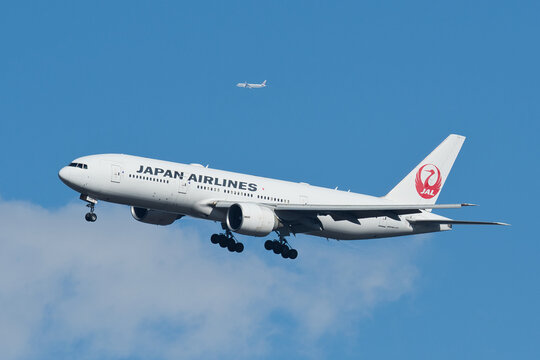 Japan Airlines Boeing 777-200ER (JA702J) on final approach to Haneda Airport under clear blue sky