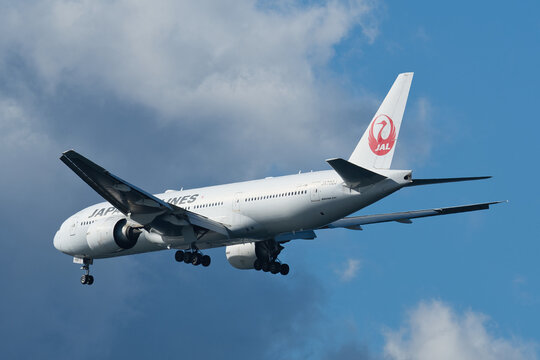 Japan Airlines Boeing 777-200ER (JA702J) approaching Haneda Airport