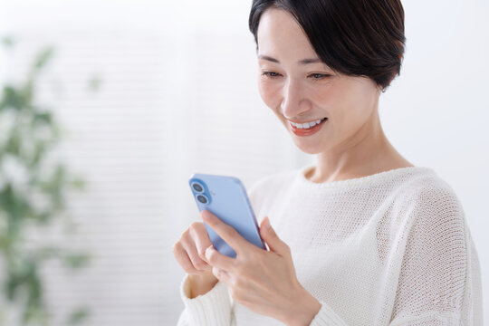 スマートフォンを使う女性