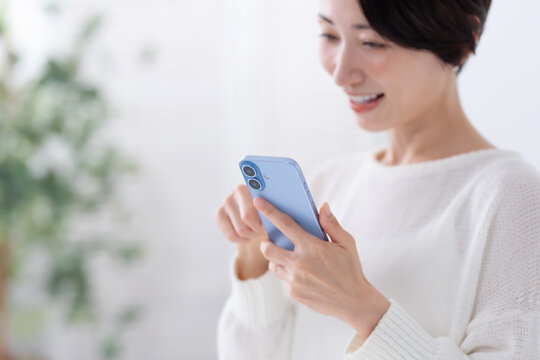 スマートフォンを使う女性