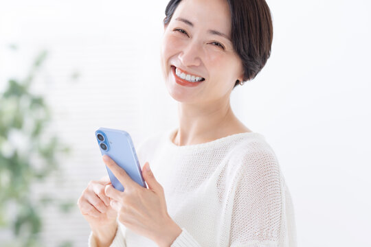スマートフォンを使う女性
