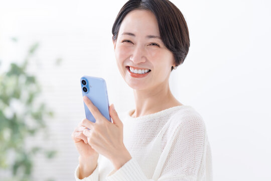 スマートフォンを使う女性