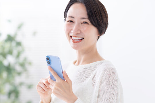 スマートフォンを使う女性
