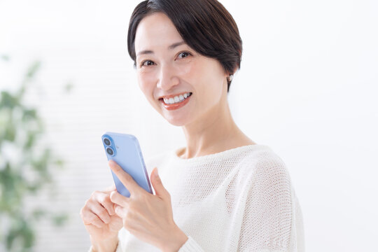 スマートフォンを使う女性