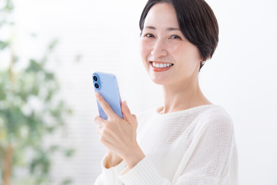 スマートフォンを使う女性