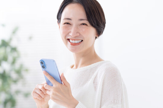 スマートフォンを使う女性